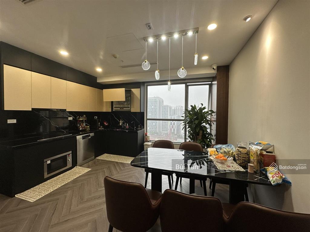 Bán căn hộ chung cư home city trung kính 105m2, 3 phòng ngủ, 2 wc, nội thất hiện đại, có lốt ô tô