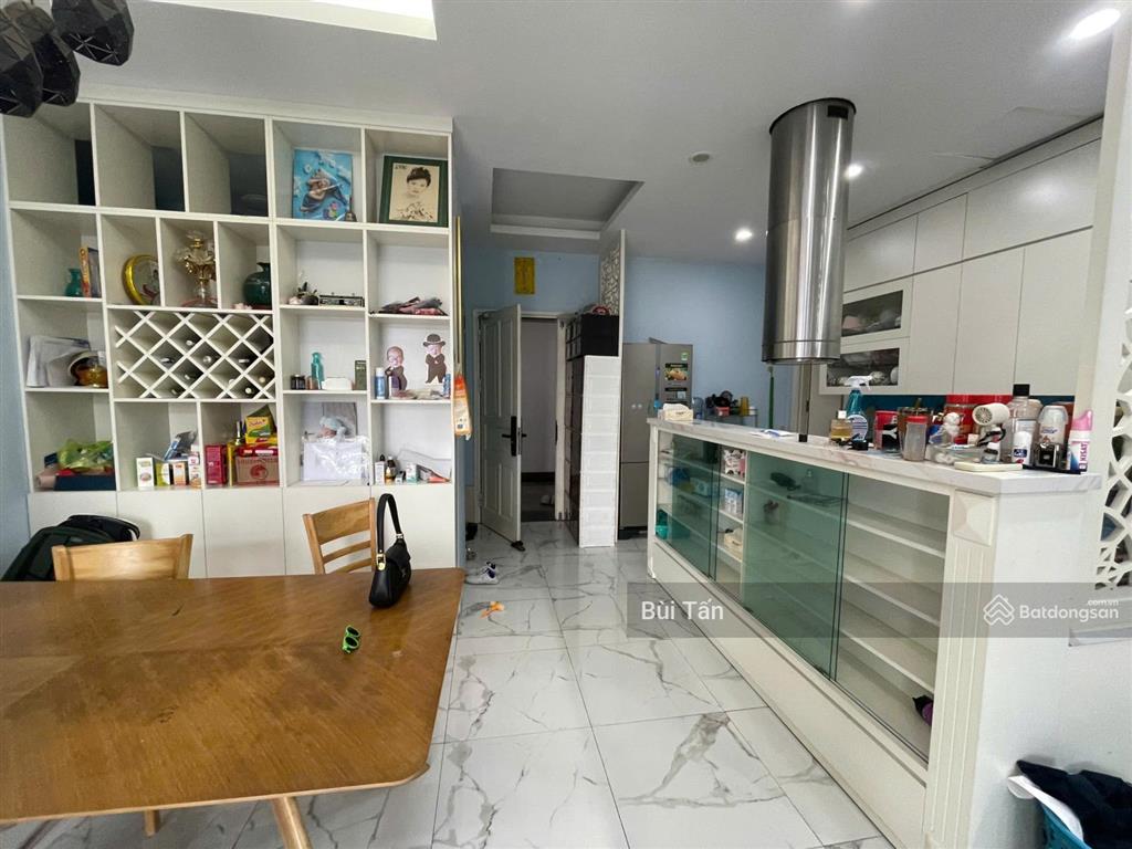 Bán gấp căn hộ chung cư tòa trung yên plaza 95m2, 2 phòng ngủ, 2 vệ sinh, nội thất đẹp, có lốt ô tô