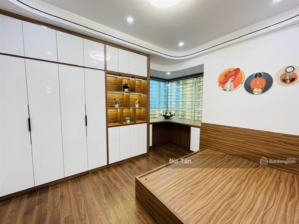 Bán gấp căn hộ chung cư kđt dịch vọng dt 126m2, 3 phòng ngủ, nội thất đẹp, view công viên cầu giấy