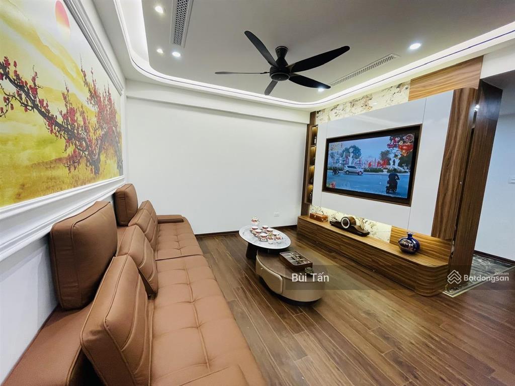 Bán gấp căn hộ chung cư kđt dịch vọng dt 126m2, 3 phòng ngủ, nội thất đẹp, view công viên cầu giấy