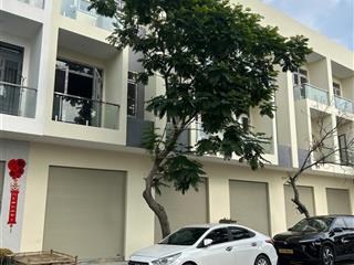 Bán nhà phố thương mại cạnh chung cư cao tầng