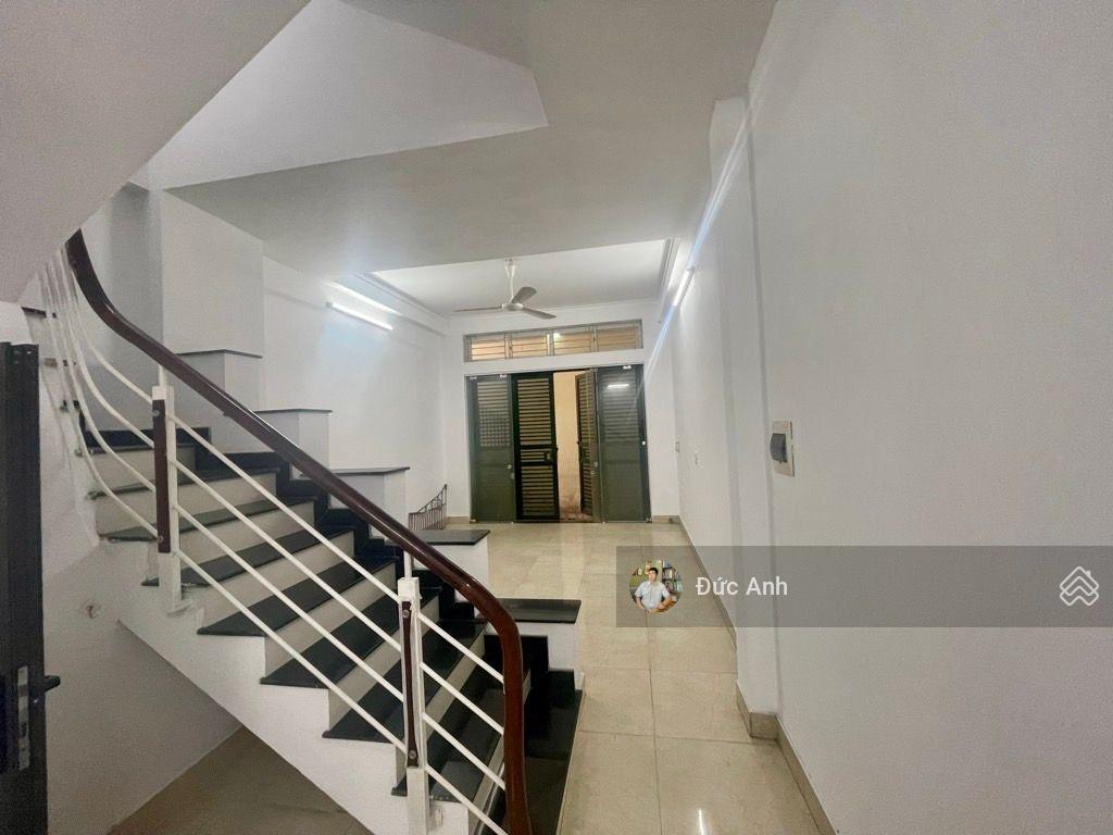 Hàng hiếm ô cách  nhà dân xây chắc chắn  sát bệnh viện đức giang chỉ 30m ra mặt phố  hơn 7tỷ