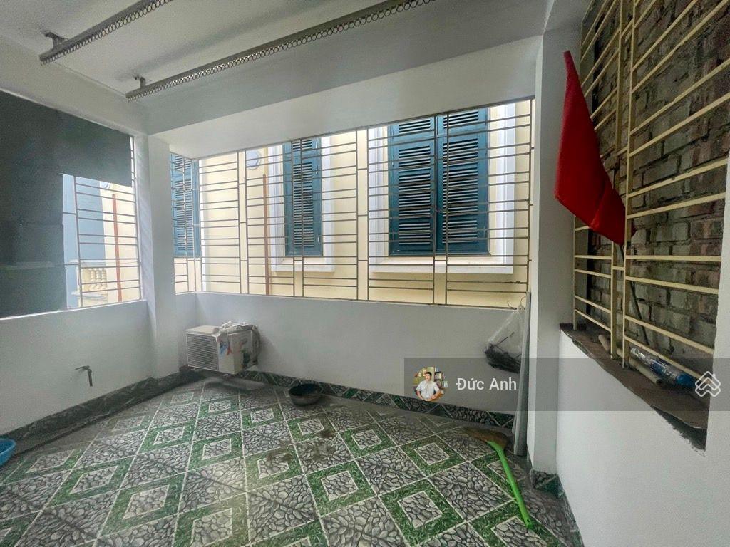 Hàng hiếm ô cách  nhà dân xây chắc chắn  sát bệnh viện đức giang chỉ 30m ra mặt phố  hơn 7tỷ