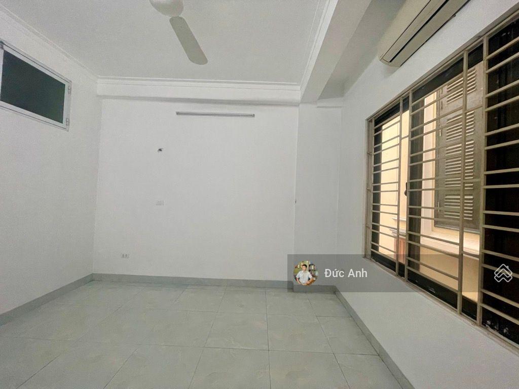 Hàng hiếm ô cách  nhà dân xây chắc chắn  sát bệnh viện đức giang chỉ 30m ra mặt phố  hơn 7tỷ