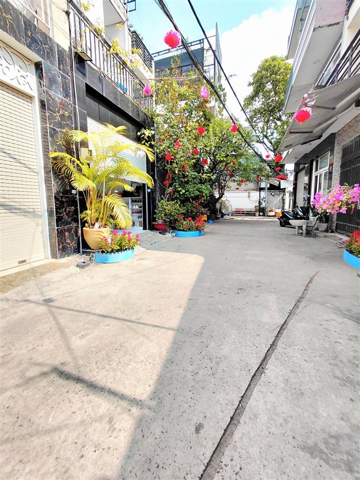 Ô tô ngủ trong nhànguyễn thị búp quận 12hơn 70m hẻm sạch, ô tô trong nhà t