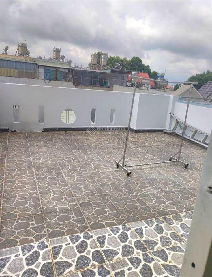 Nhà 3 tầng 82m2ngang đỉnh hơn 5m 4 phòng ngủxe hơi ngủ trong nhàgần nhà máy bia tiger lê văn