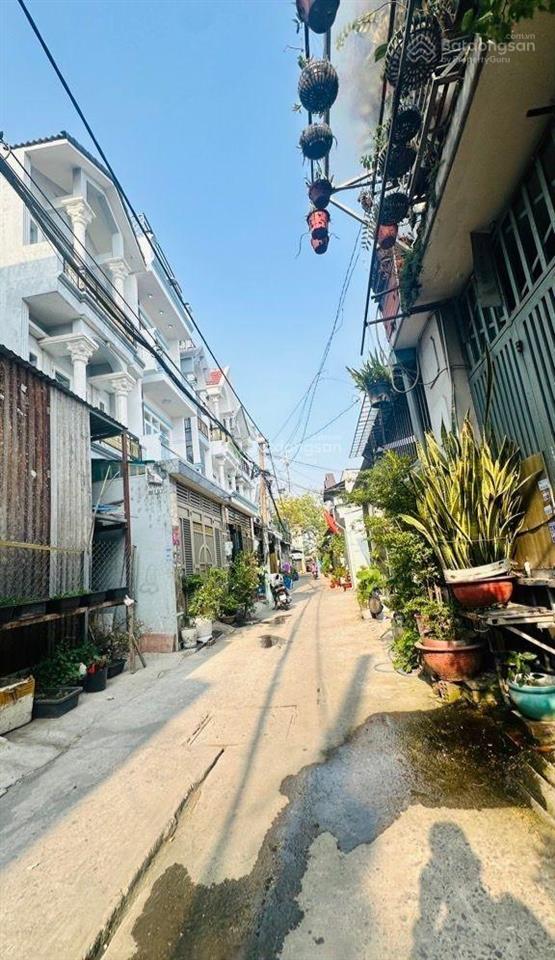 Nhà 3 tầnggần chợ hiệp thành quận 12hẻm xe hơi ngủ trong nhàmới dọn ở ngaydiện tích tốt 4m x