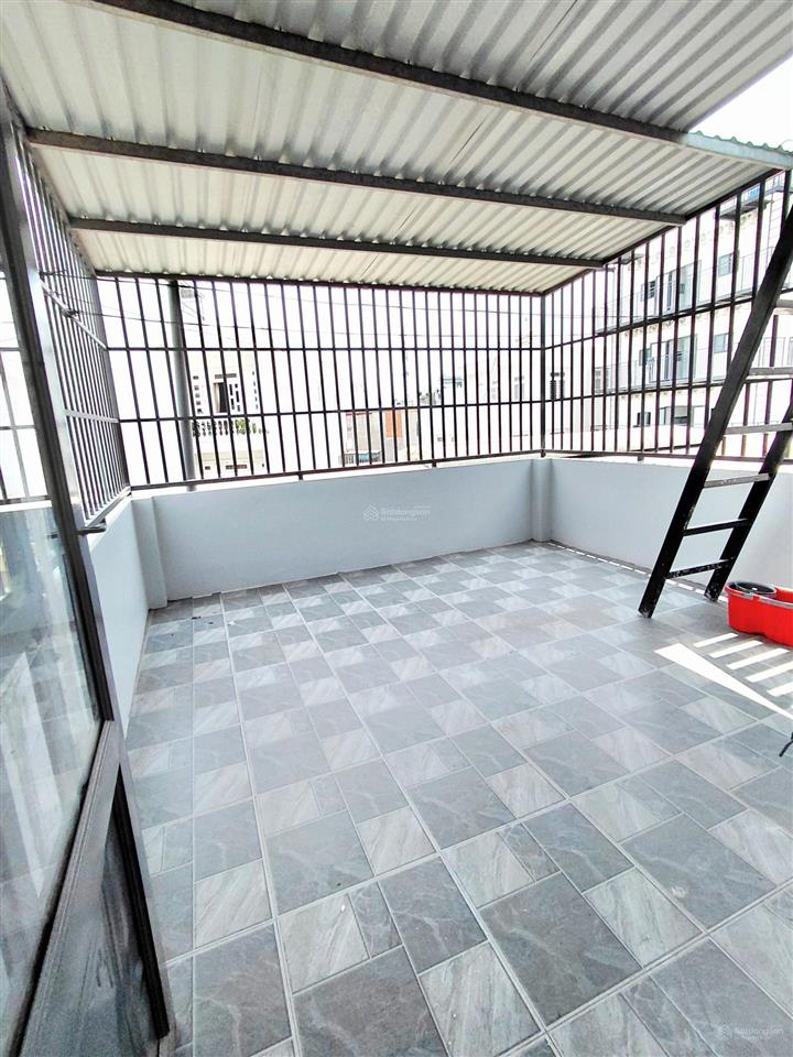 Nhà 3 tầnggần chợ hiệp thành quận 12hẻm xe hơi ngủ trong nhàmới dọn ở ngaydiện tích tốt 4m x