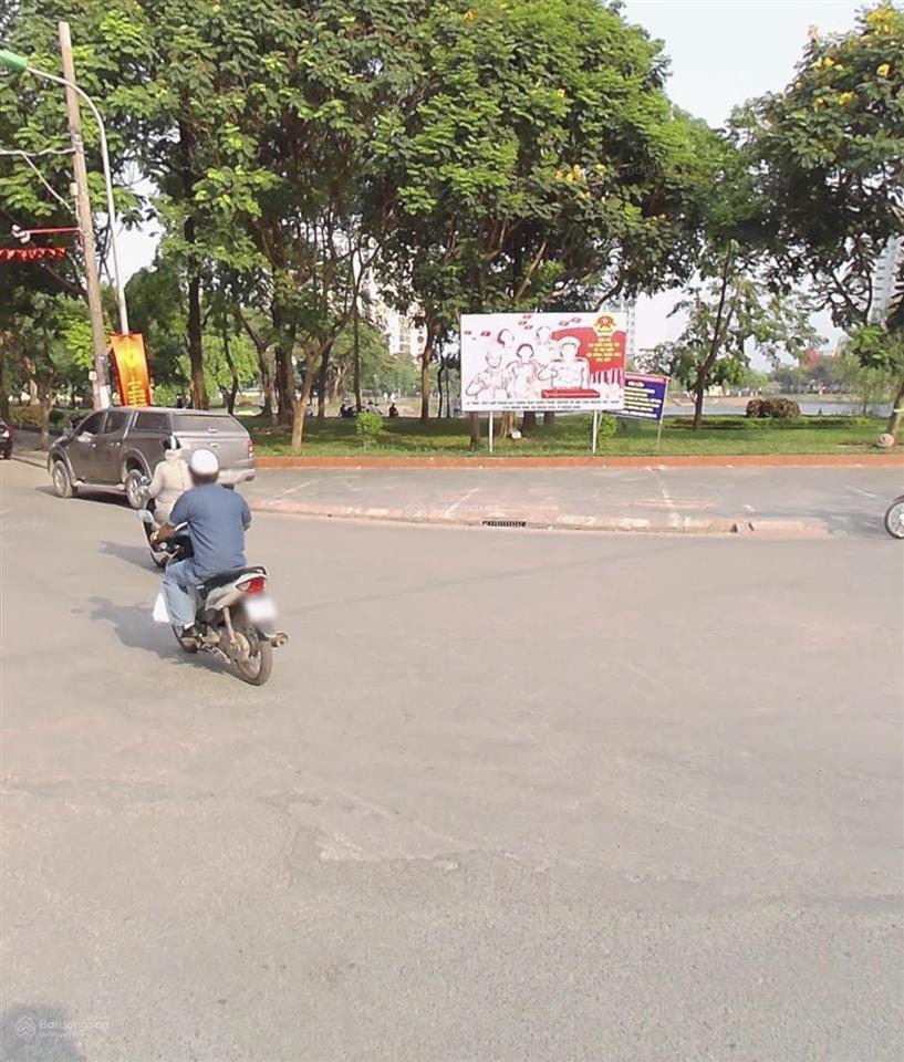 Nhà phố lô góc, mặt hồ đền lừ.