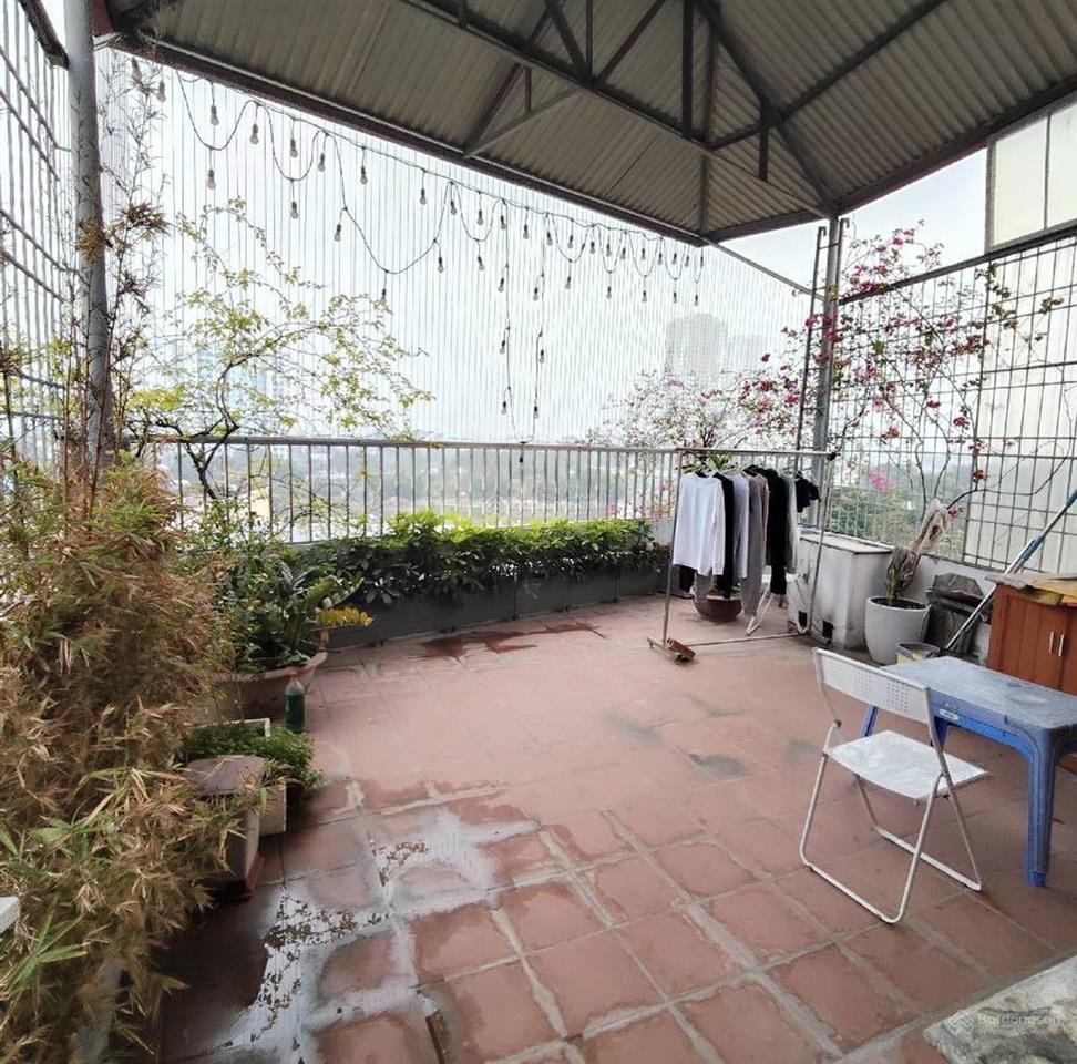 Nhà phố lô góc, mặt hồ đền lừ.