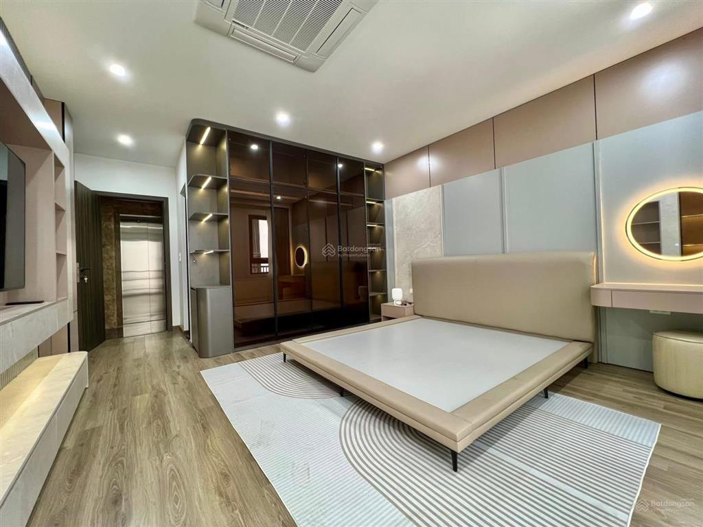 Bán nhà riêng cổ nhuế  nhà đẹp ở ngay thang máy  gần phố  gần oto tránh  35m2 6 tầng chỉ 8 tỷ