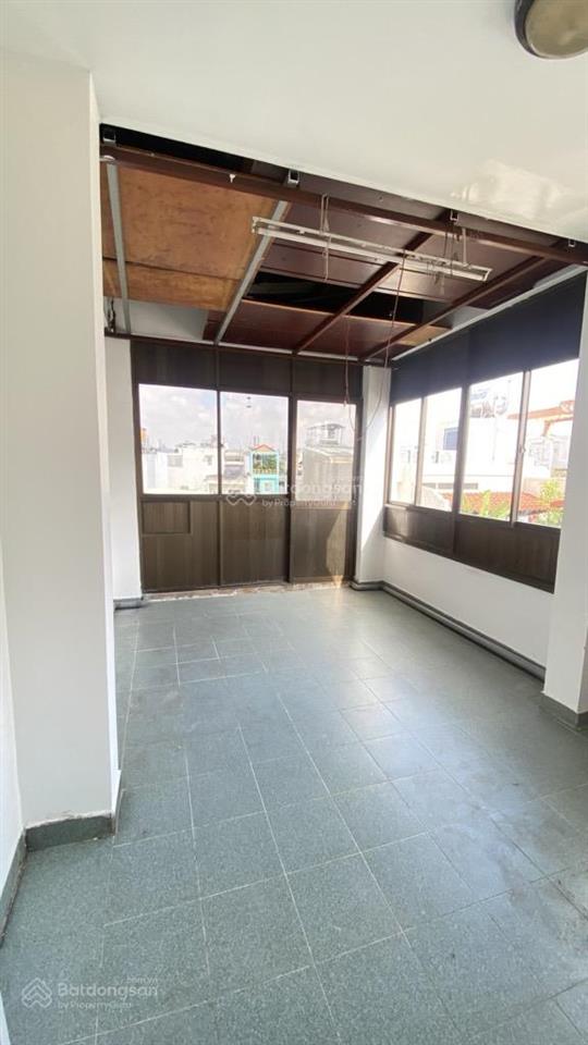 Vị trí sầm uất  lô góc  ngang 11  4 tầng btct  cách mt đường 5m