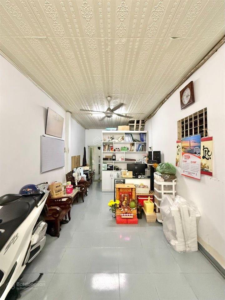 Cách mặt tiền 1 căn  dt 48m lộ giới ra mặt tiền  nở hậu  chỉ 6.x tỷ.