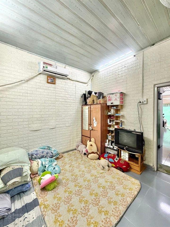 Cách mặt tiền 1 căn  dt 48m lộ giới ra mặt tiền  nở hậu  chỉ 6.x tỷ.