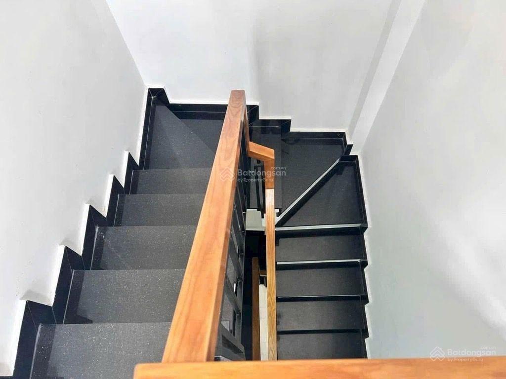 Lô góc  20m2  ngang 6m  3 tầng  an ninh  chỉ 4.x tỷ