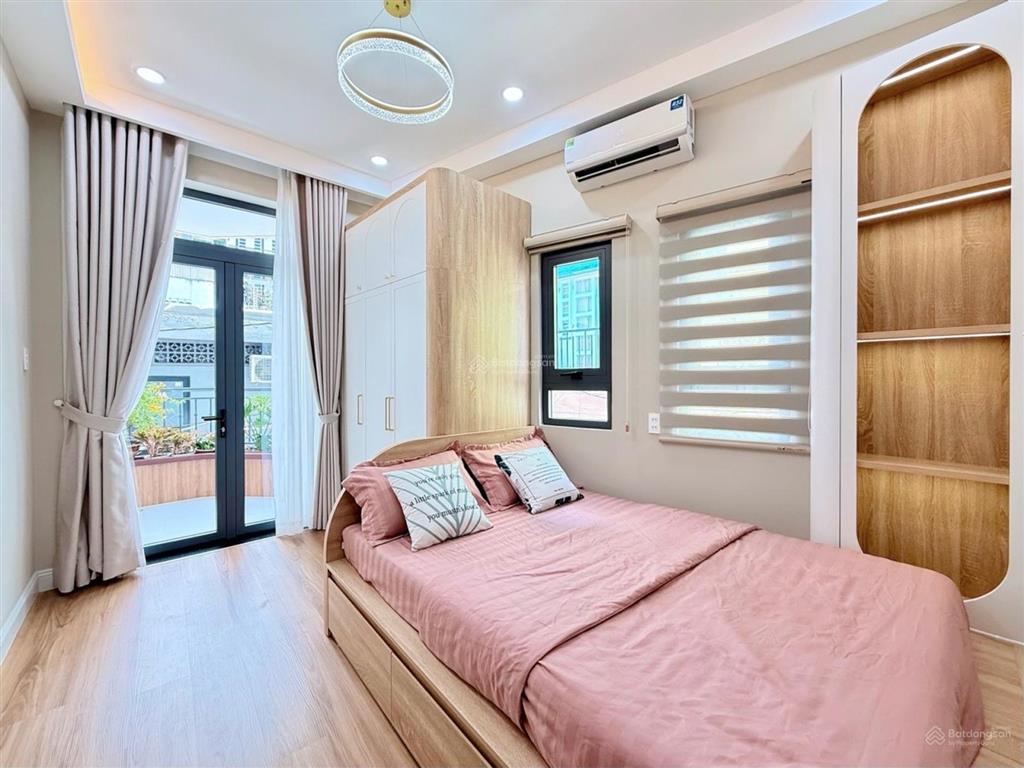 Nhà mới ở ngay  lô góc thoáng  một sẹc 10m ra mt  4 tầng btct  5pn 4wc full nội thất