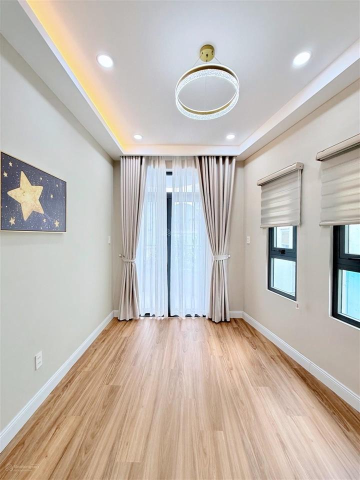 Nhà mới ở ngay  lô góc thoáng  một sẹc 10m ra mt  4 tầng btct  5pn 4wc full nội thất