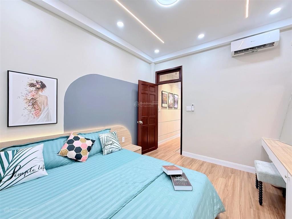 Nhà mới ở ngay  lô góc thoáng  một sẹc 10m ra mt  4 tầng btct  5pn 4wc full nội thất