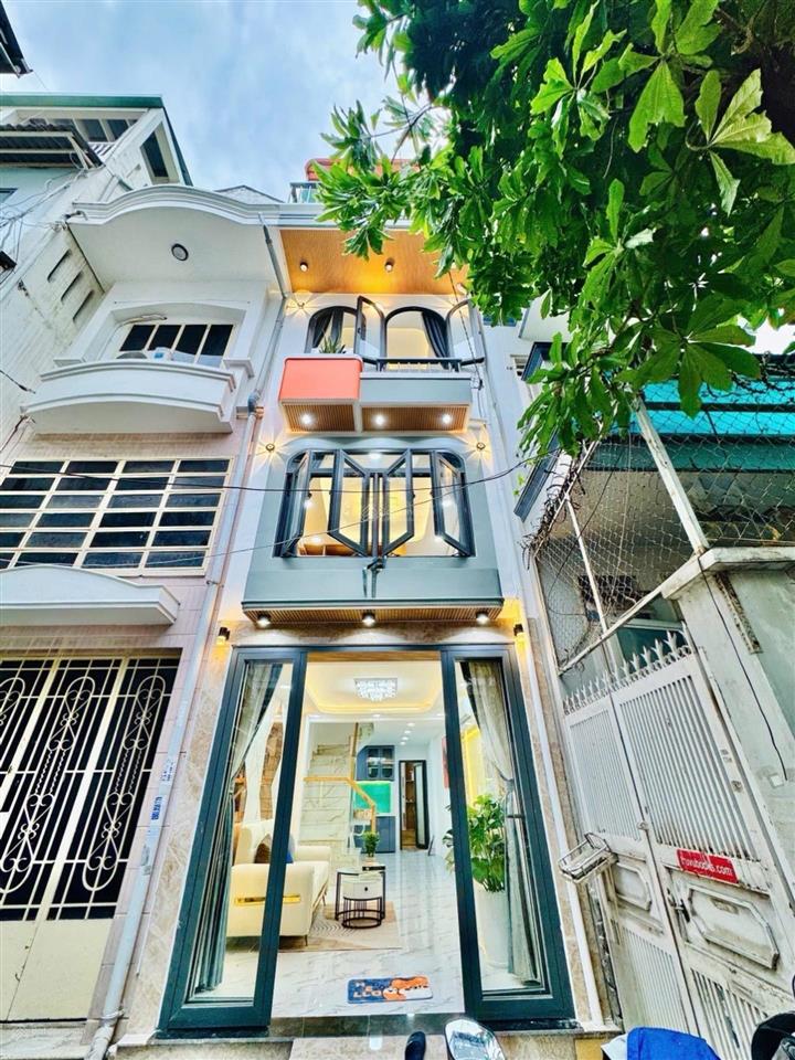 Xe tải trước cửa  sổ vuông  4 tầng btct  full nội thất(pn trệt)  40m2  8,97 tỷ