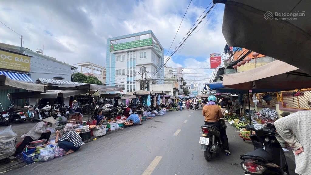 Nhà cấp 4  68m2  xe hơi đỗ cửa, vào nhà  9,9 tỷ  hẻm thông 5m  gần chợ gần trường học