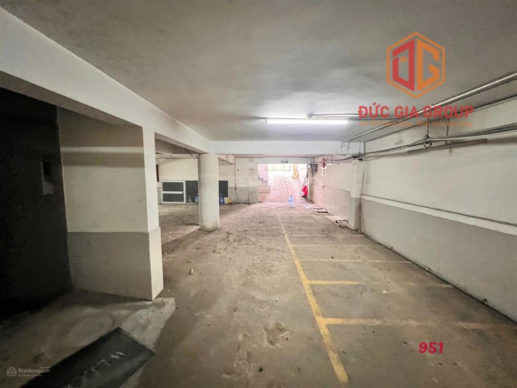 Cho thuê tòa nhà mặt tiền đồng khởi đoạn đẹp, sẵn hầm xe & thang máy