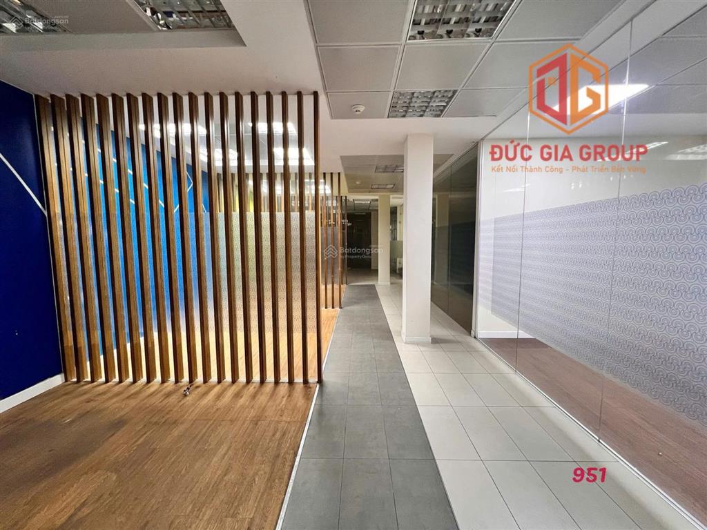 Cho thuê tòa nhà mặt tiền đồng khởi đoạn đẹp, sẵn hầm xe & thang máy