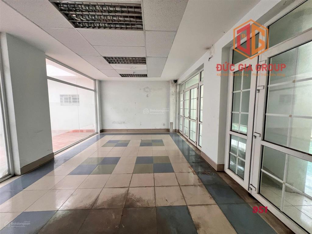 Cho thuê tòa nhà mặt tiền đồng khởi đoạn đẹp, sẵn hầm xe & thang máy