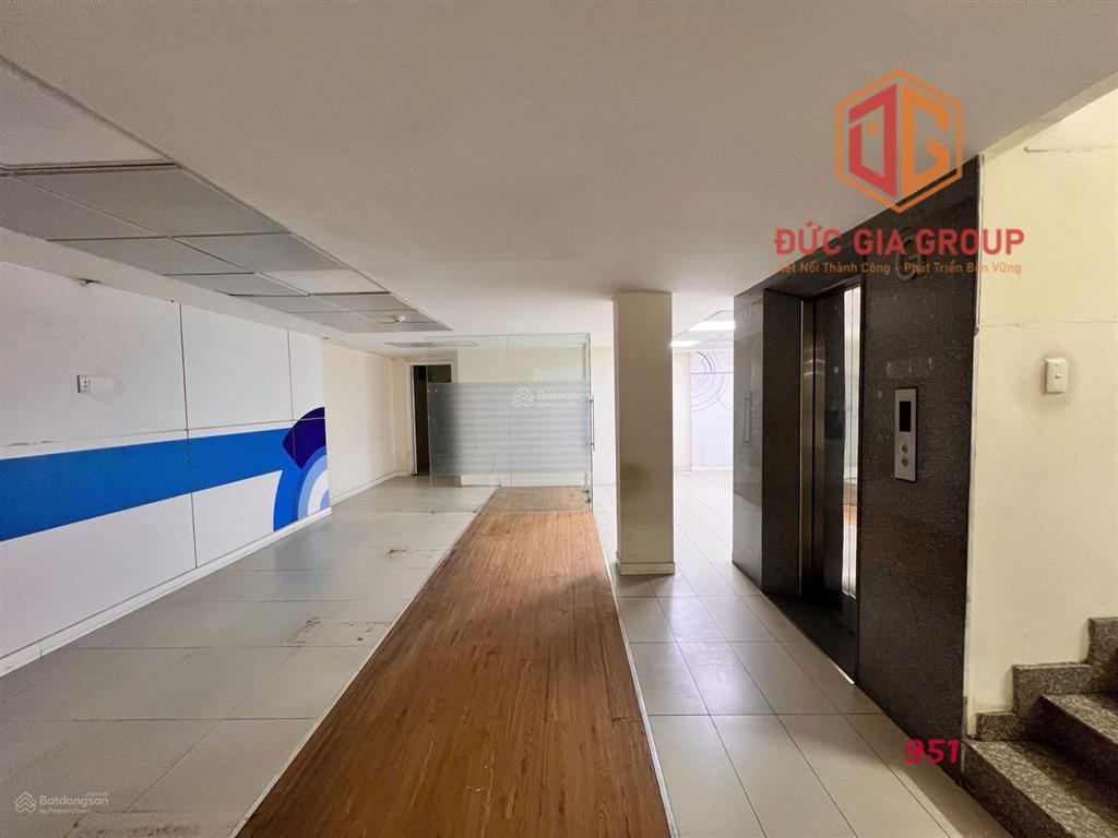 Cho thuê tòa nhà mặt tiền đồng khởi đoạn đẹp, sẵn hầm xe & thang máy