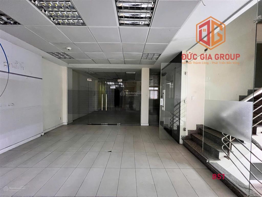 Cho thuê tòa nhà mặt tiền đồng khởi đoạn đẹp, sẵn hầm xe & thang máy