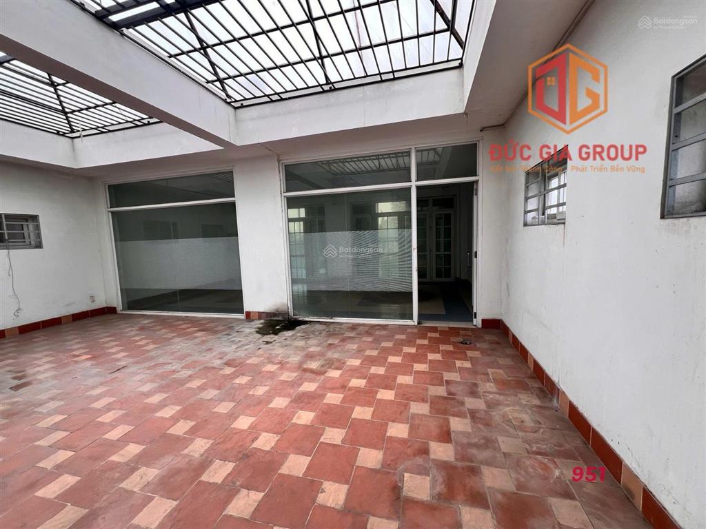 Cho thuê tòa nhà mặt tiền đồng khởi đoạn đẹp, sẵn hầm xe & thang máy