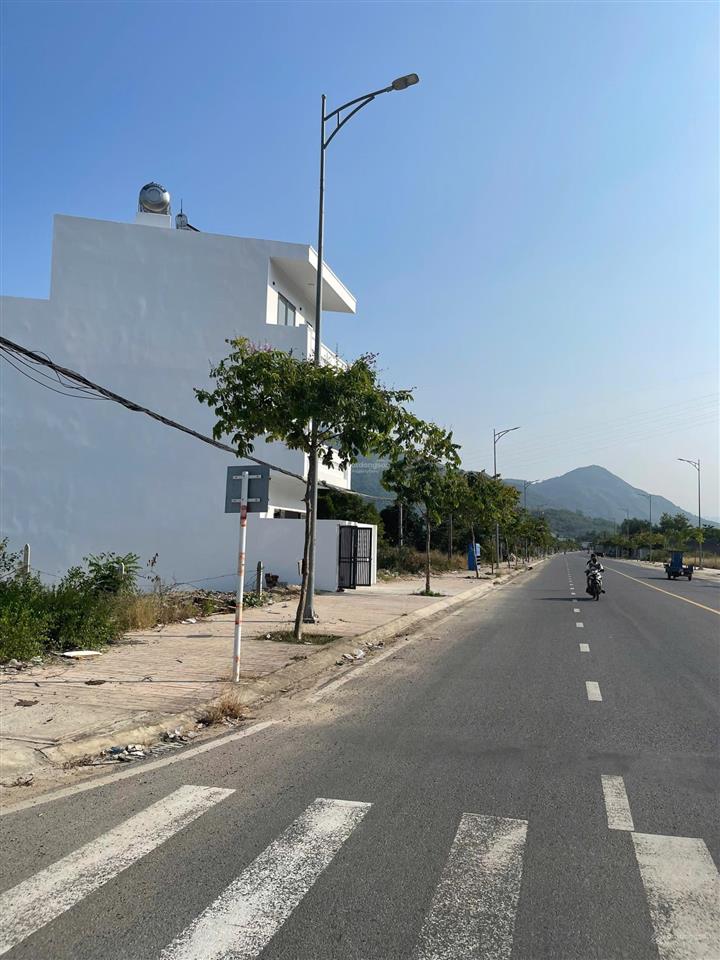 Bán nhà mới 3 tầng mặt tiền tỉnh lộ 3 nam nha trang,đường 23m, gần sun group, giá 5 tỷ 5