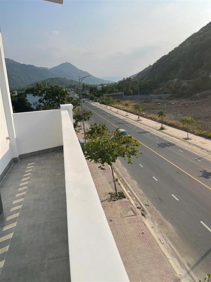 Bán nhà mới 3 tầng mặt tiền tỉnh lộ 3 nam nha trang,đường 23m, gần sun group, giá 5 tỷ 5