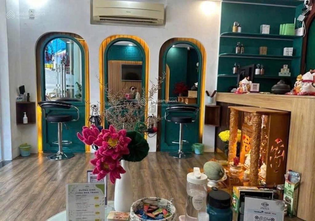 Bán nhà mặt tiền 5 tầng, cách biển trần phú nhang 5phút, có thang máy, dòng tiền 30 triệu/tháng