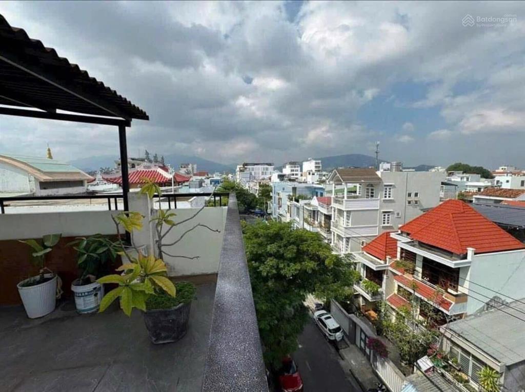 Bán nhà mặt tiền 5 tầng, cách biển trần phú nhang 5phút, có thang máy, dòng tiền 30 triệu/tháng