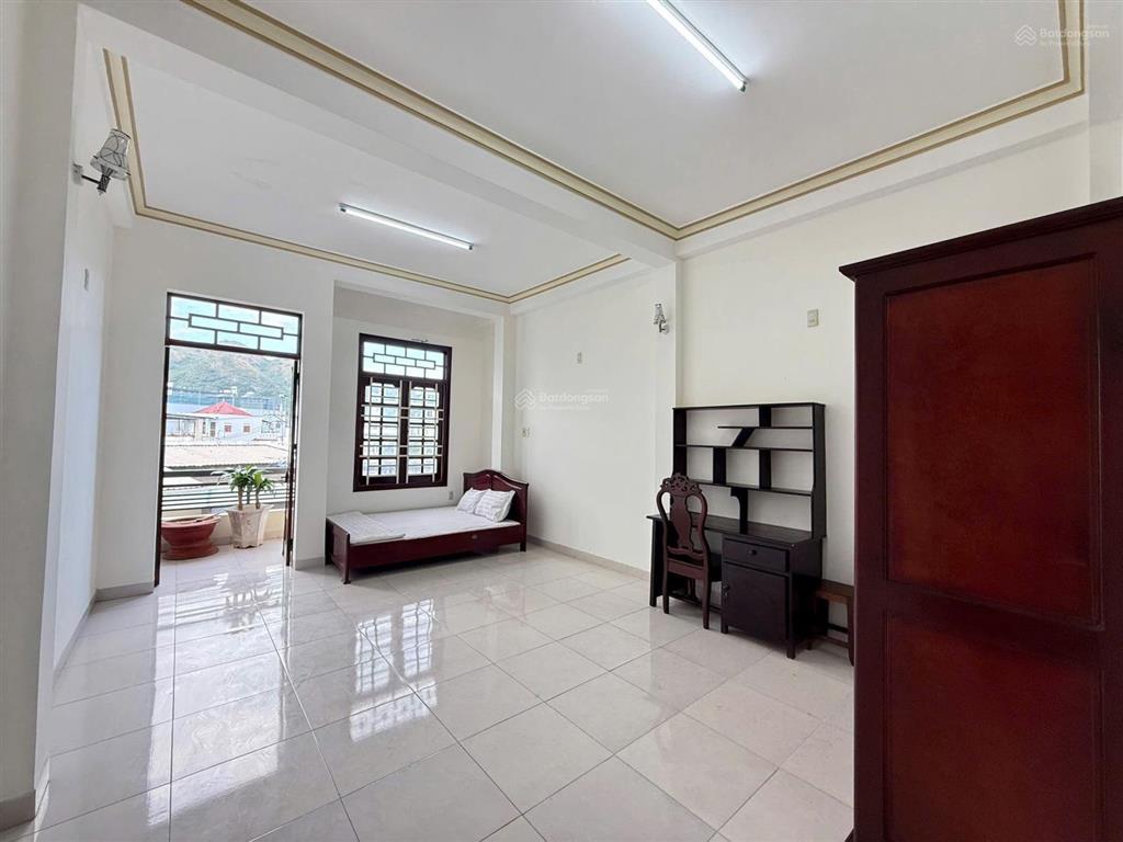 Bán nhà 4 tầng gần chợ vĩnh hải nha trang, đường ô tô 8m, cách đường 2/4 chỉ 10m, giá 8 tỷ 900