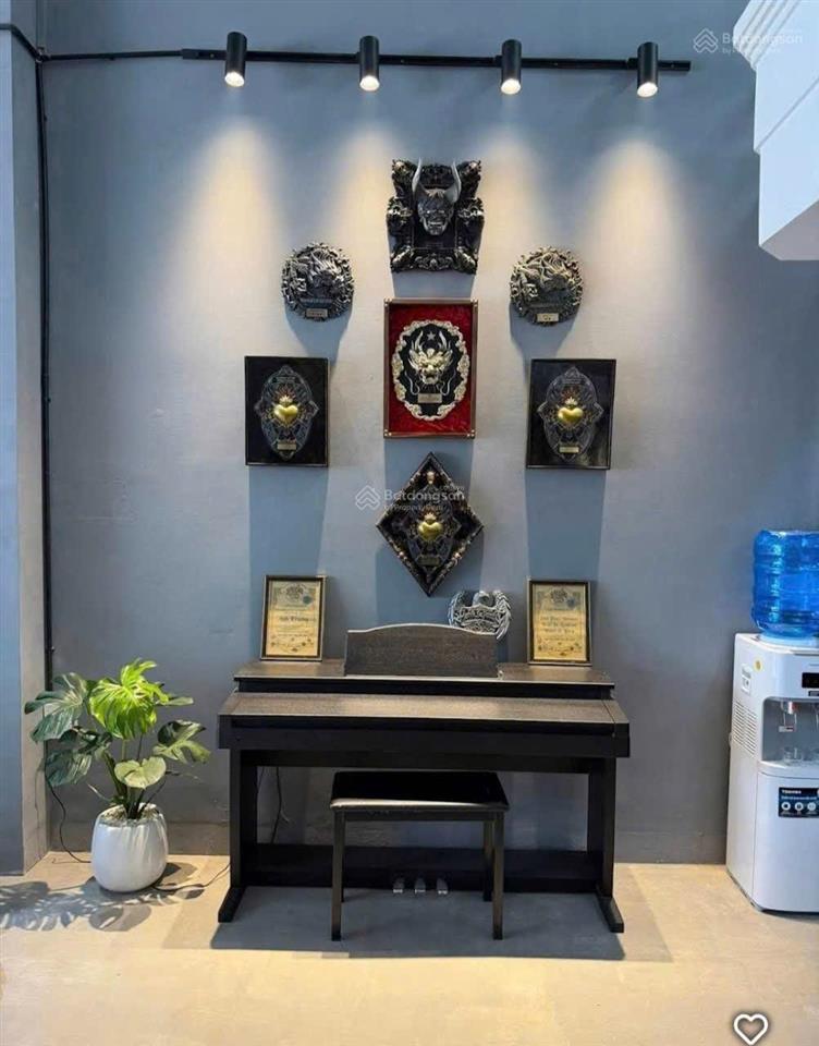 Bán nhà 3 tầng mặt tiền đường 2/4 bắc nha trang, ngang 7,42m, dòng tiền 35 triệu/tháng, giá 17 tỷ