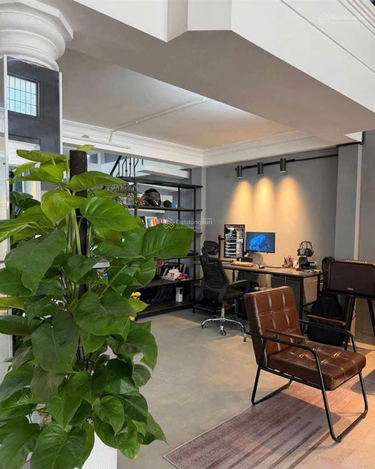 Bán nhà 3 tầng mặt tiền đường 2/4 bắc nha trang, ngang 7,42m, dòng tiền 35 triệu/tháng, giá 17 tỷ