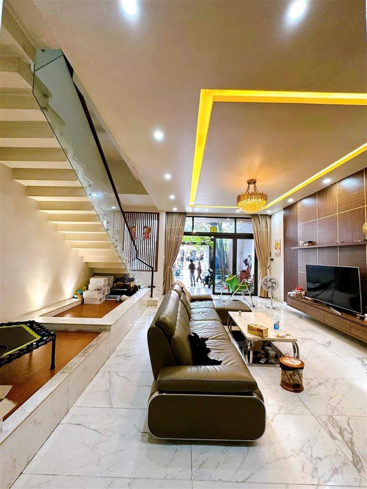 Bán nhà siêu đẹp 4 tầng full nội thất vip, có thang máy đường lê quý đôn, trung tâm nha trang, 35tỷ