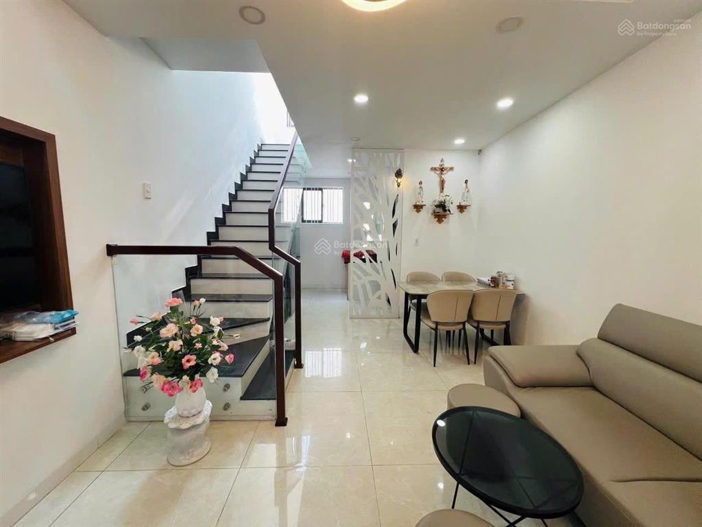 Bán nhà 3 tầng, 2 mặt tiền, cách thống nhất 20m, phương sài, nha trang, cách biển 5 phút,giá 4,8tỷ.