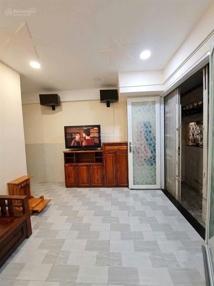 Nhỉnh 2 tỷ, cc tầng trệt, ngô quyền, q5, 50m2, có sân để xe, bảo vệ 24/24, shr sử dụng lâu dài
