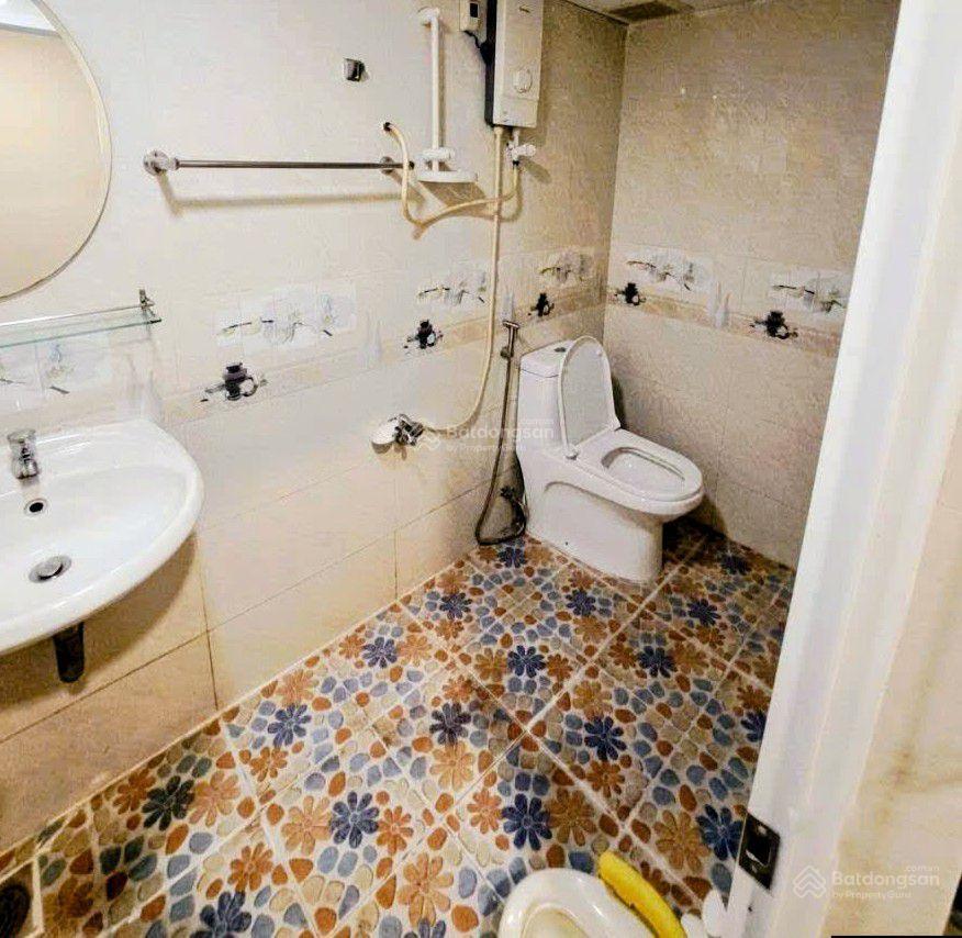 Nhỉnh 2 tỷ, cc tầng trệt, ngô quyền, q5, 50m2, có sân để xe, bảo vệ 24/24, shr sử dụng lâu dài