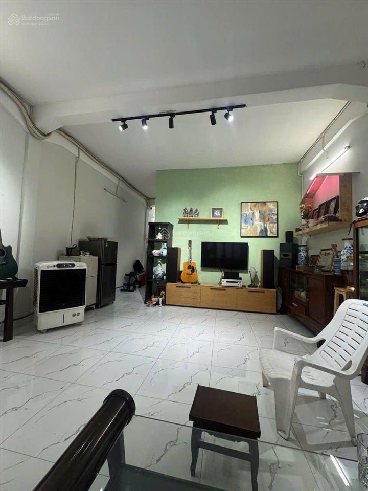 Nhỉnh 2 tỷ có căn hộ ngay hải thượng lãng ông, quận 5. dt 70 m2, 2 pn, pk rộng đẹp, shr lâu dài.