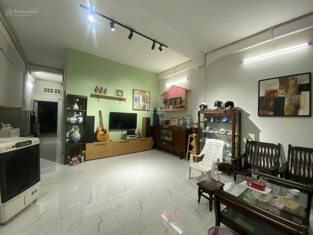 Nhỉnh 2 tỷ có căn hộ ngay hải thượng lãng ông, quận 5. dt 70 m2, 2 pn, pk rộng đẹp, shr lâu dài.
