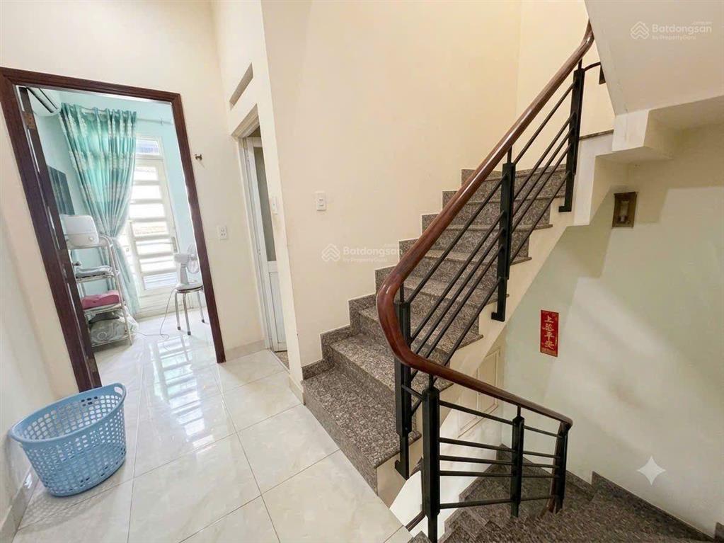 Chủ gấp bán  giảm hơn 3 tỷ về giá cực tốt chỉ 6.8 tỷ. trung tâm q11, dt40m, 4 tầng + st, shr.