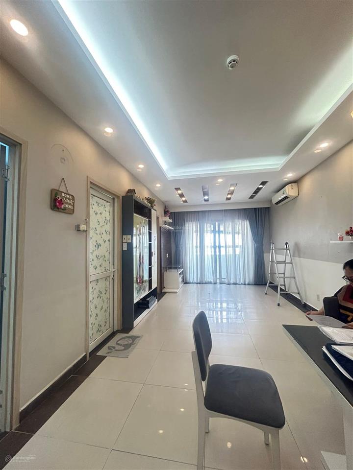 Hơn 5 tỷ có căn hộ chung cư thang máy, vị trí cực đẹp, q10. dt 74m, 2pn, nhà đẹp như hình.