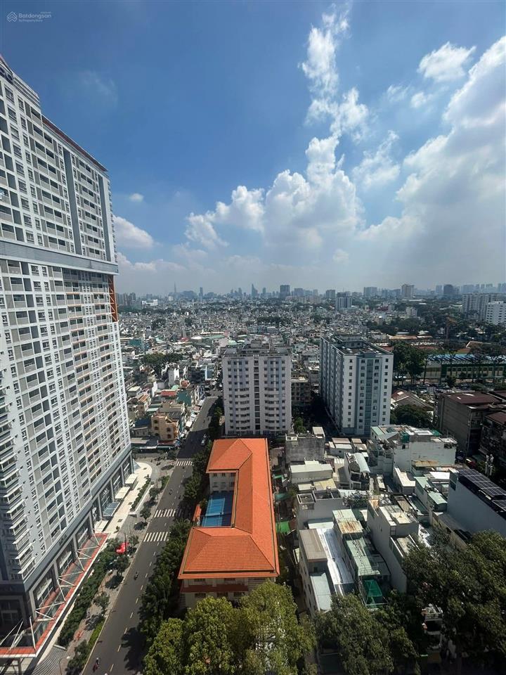 Hơn 5 tỷ có căn hộ chung cư thang máy, vị trí cực đẹp, q10. dt 74m, 2pn, nhà đẹp như hình.
