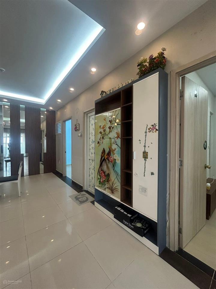 Hơn 5 tỷ có căn hộ chung cư thang máy, vị trí cực đẹp, q10. dt 74m, 2pn, nhà đẹp như hình.