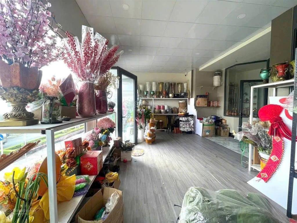 Bán gấp nhà 1 lầu 8x20 giá 850 triệu. nẳm ngay chợ hưng long . đang cho thuê 28 triệu/tháng