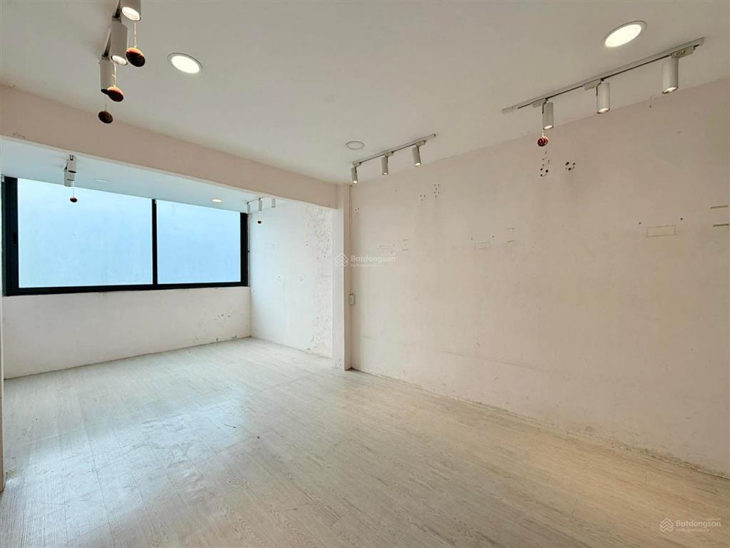 8 tỷ  huỳnh văn bánh  45m ngang 4m  2 tầng  2pn  mặt bằng kinh doanh sẵn