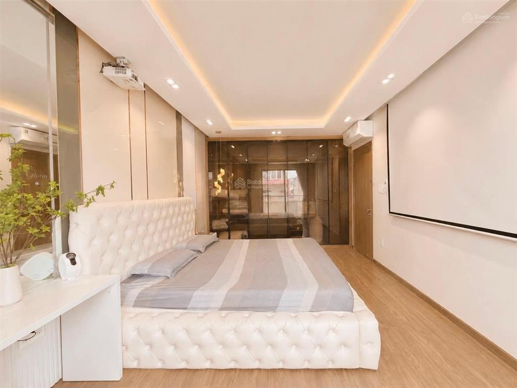 62m  đinh tiên hoàng  cầu bông sát q1 full nội thất cc  5 tầng  ngang 5,5m  12,5 tỷ